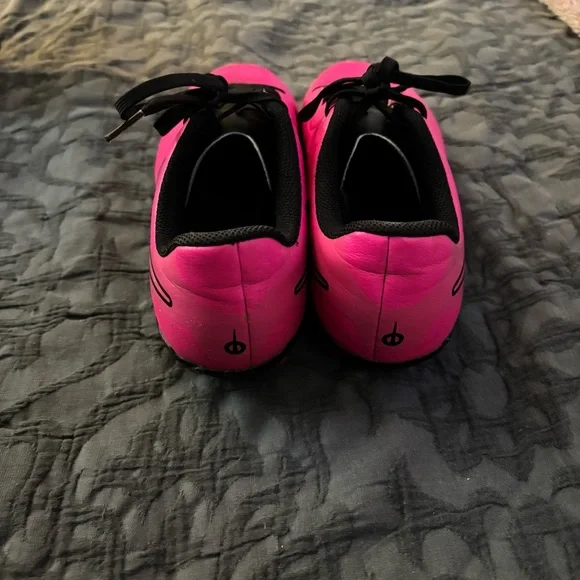 Like New Nike Girls Pink Soccer Cleats - Picture 3 of 6